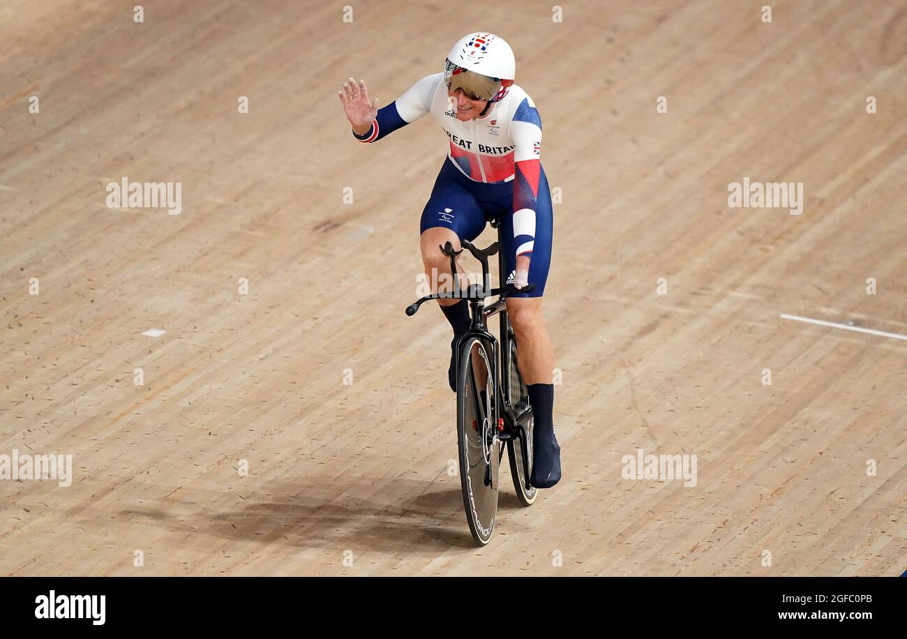 Die britische Dame Sarah Story feiert den Goldsieg bei der Einzeljagd der Frauen im C5 3000 m-Lauf während des Track Cycling auf dem Izu Velodrome am ersten Tag der Paralympischen Spiele in Tokio 2020 in Japan. Bilddatum: Mittwoch, 25. August 2021. Stockfoto