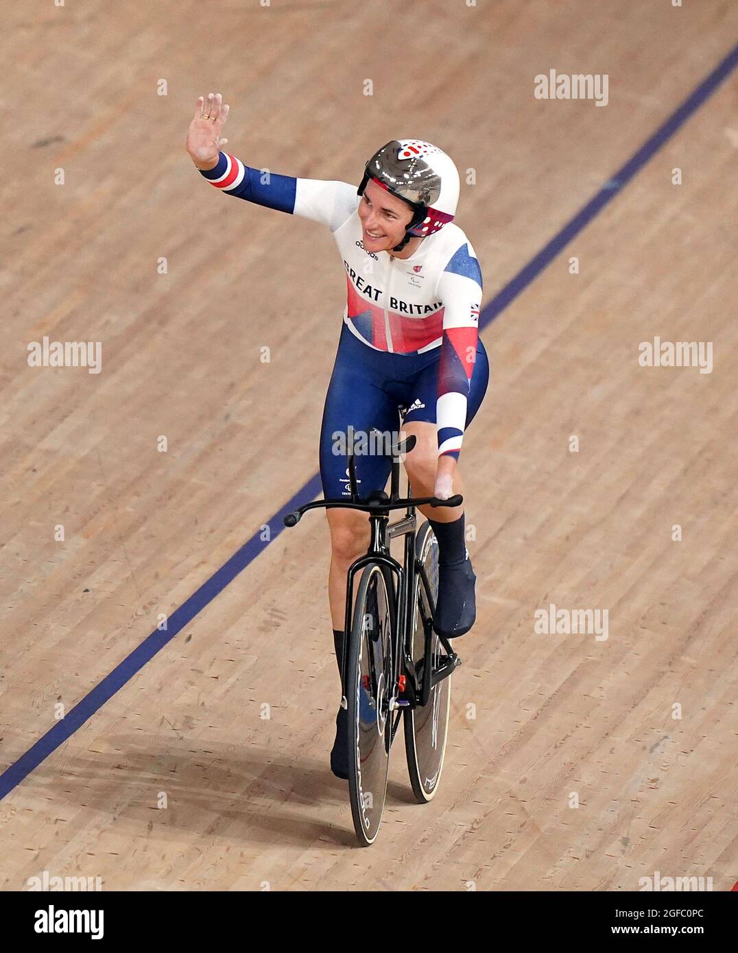 Die britische Dame Sarah Story feiert den Goldsieg bei der Einzeljagd der Frauen im C5 3000 m-Lauf während des Track Cycling auf dem Izu Velodrome am ersten Tag der Paralympischen Spiele in Tokio 2020 in Japan. Bilddatum: Mittwoch, 25. August 2021. Stockfoto