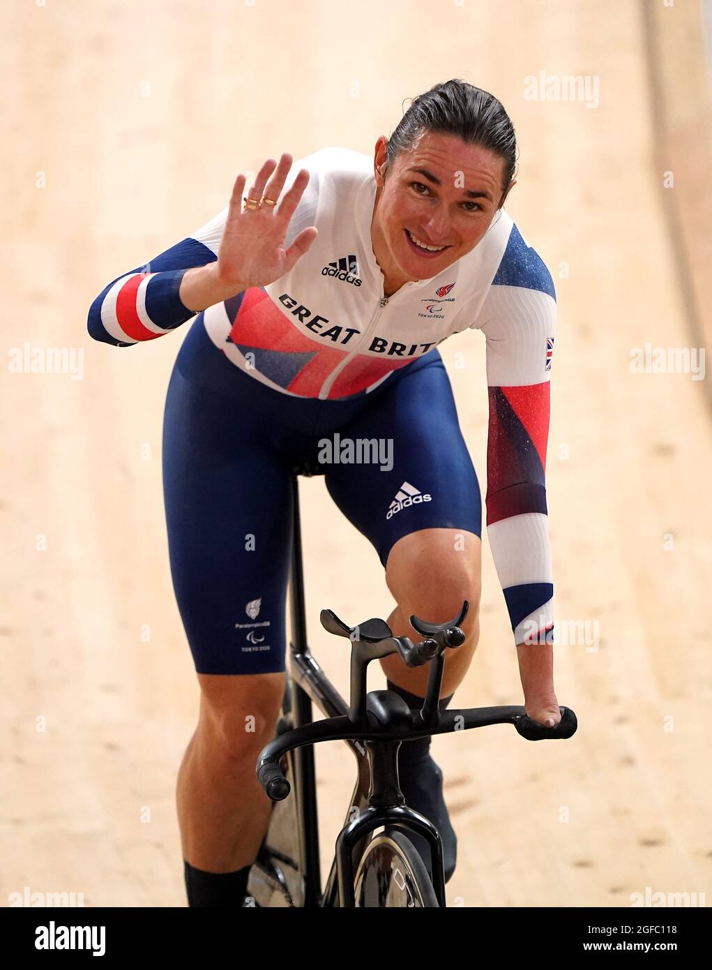 Die britische Dame Sarah Story feiert den Goldsieg bei der Einzeljagd der Frauen im C5 3000 m-Lauf während des Track Cycling auf dem Izu Velodrome am ersten Tag der Paralympischen Spiele in Tokio 2020 in Japan. Bilddatum: Mittwoch, 25. August 2021. Stockfoto