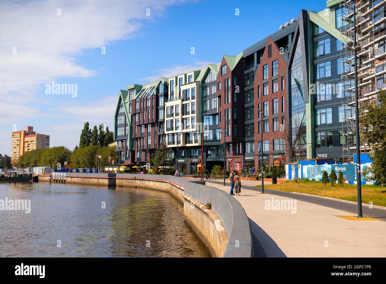 Königsberg, Russland - 30. Juli 2021: Moderne Gebäude von Königsberg, Blick auf die Küstenstraße, normale Menschen gehen an der Promenade Stockfoto