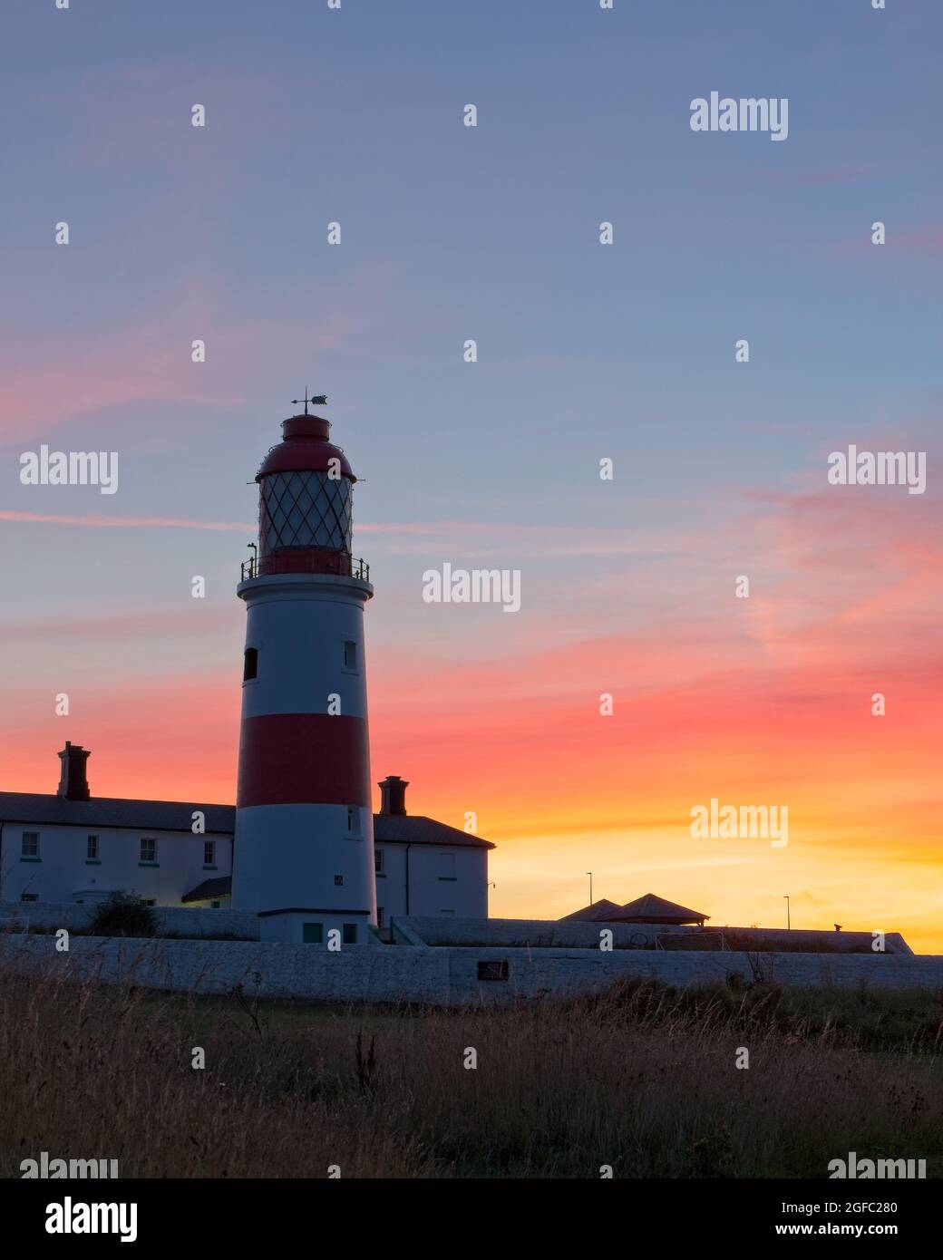 Der Souter Lighthouse steht an der Nordseeküste in Whitburn, in der Nähe von Sunderland in Tyne and Wear. Aufgenommen bei Sonnenuntergang. Stockfoto