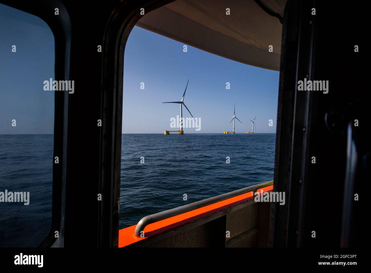 Viana Do Castelo, Portugal. August 2021. Windturbinen sind in einem Boot vor der Küste von Viana do Castelo zu sehen.der Windfloat Atlantic ist ein Windkraftwerk, das 20 Kilometer vor der Küste von Viana do Castelo im Norden Portugals liegt. Dieser schwimmende Windpark ist der erste in Kontinentaleuropa und kann in einem Jahr Energie für 60,000 Haushalte erzeugen. Die drei Windenergieanlagen, aus denen der schwimmende Windpark besteht, können eine installierte Leistung von 25 MW liefern. Kredit: SOPA Images Limited/Alamy Live Nachrichten Stockfoto