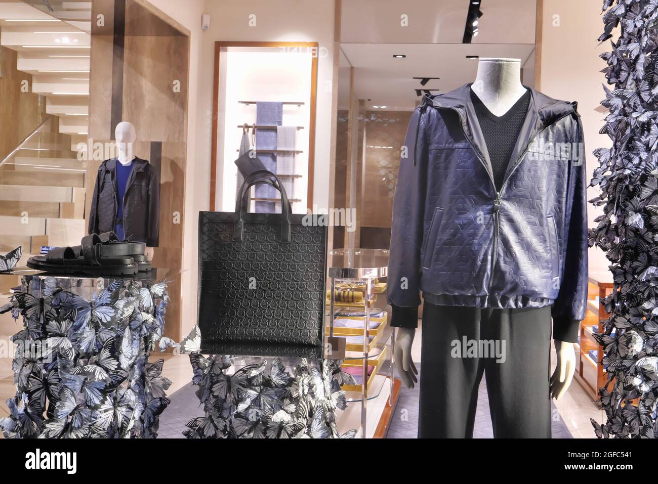 EIN TRENDIGES SCHAUFENSTER DER MODEBOUTIQUE SALVATORE FERRAGAMO Stockfoto