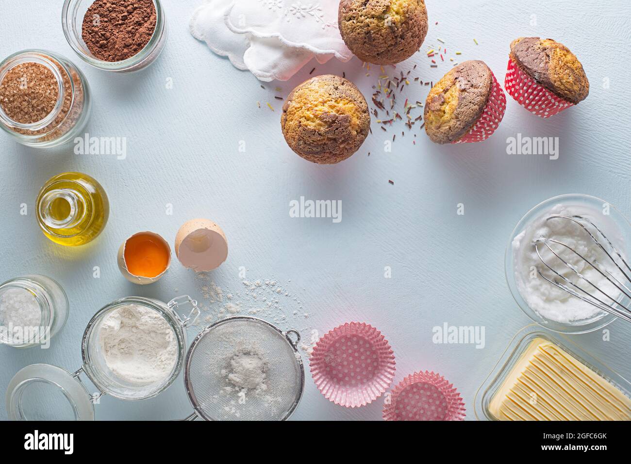 Zutaten für die Zubereitung und das Backen von Muffin-Kuchen. Feiertage, Feier und Kochkonzept. Stockfoto