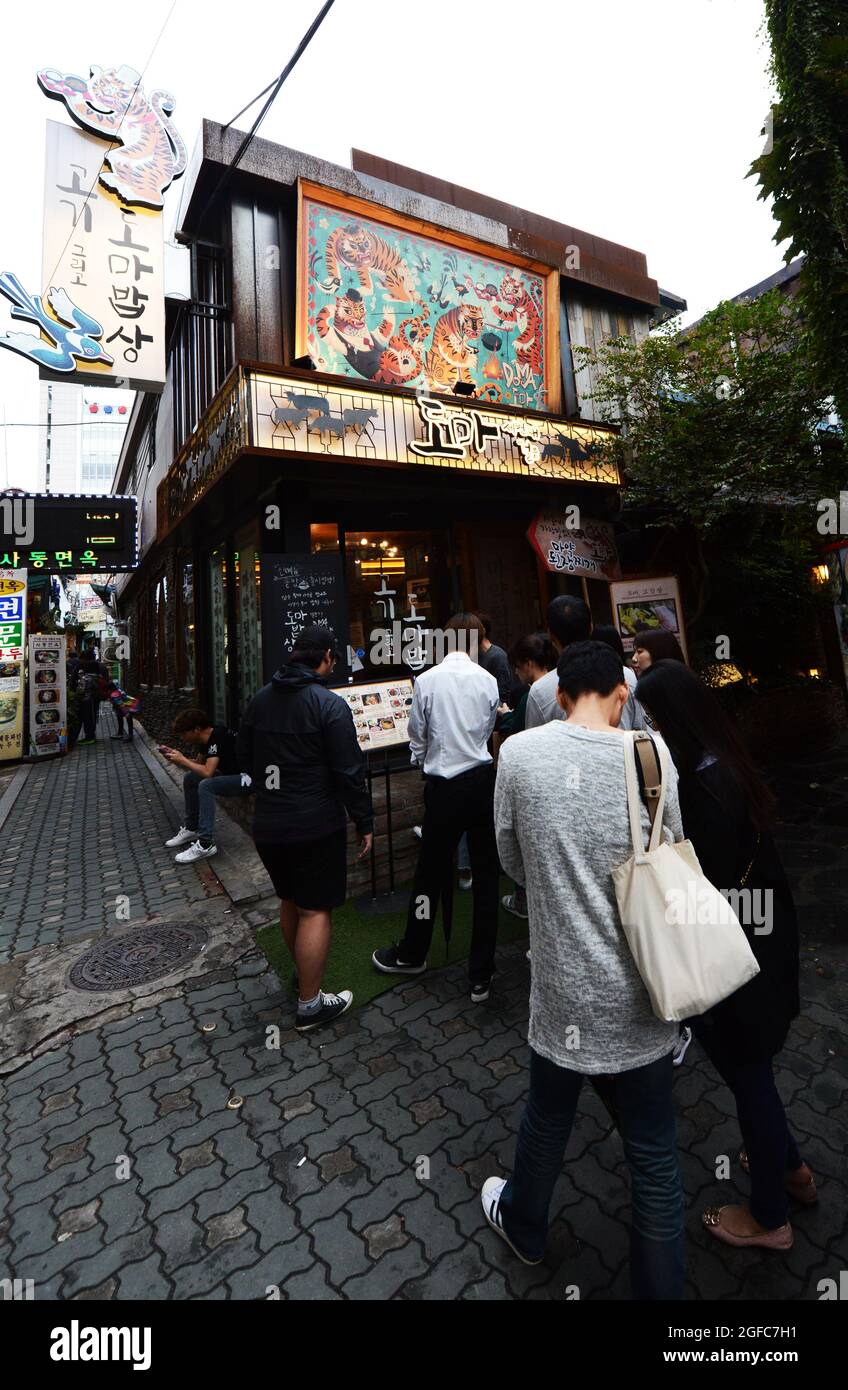 In der Schlange stehend und darauf wartend, das koreanische Rinderrestaurant Doma Insadong zu betreten. Seoul, Südkorea. Stockfoto