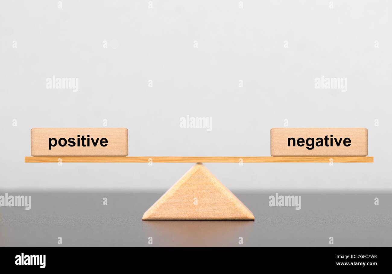 Positiv und negativ in der Bilanz Stockfoto