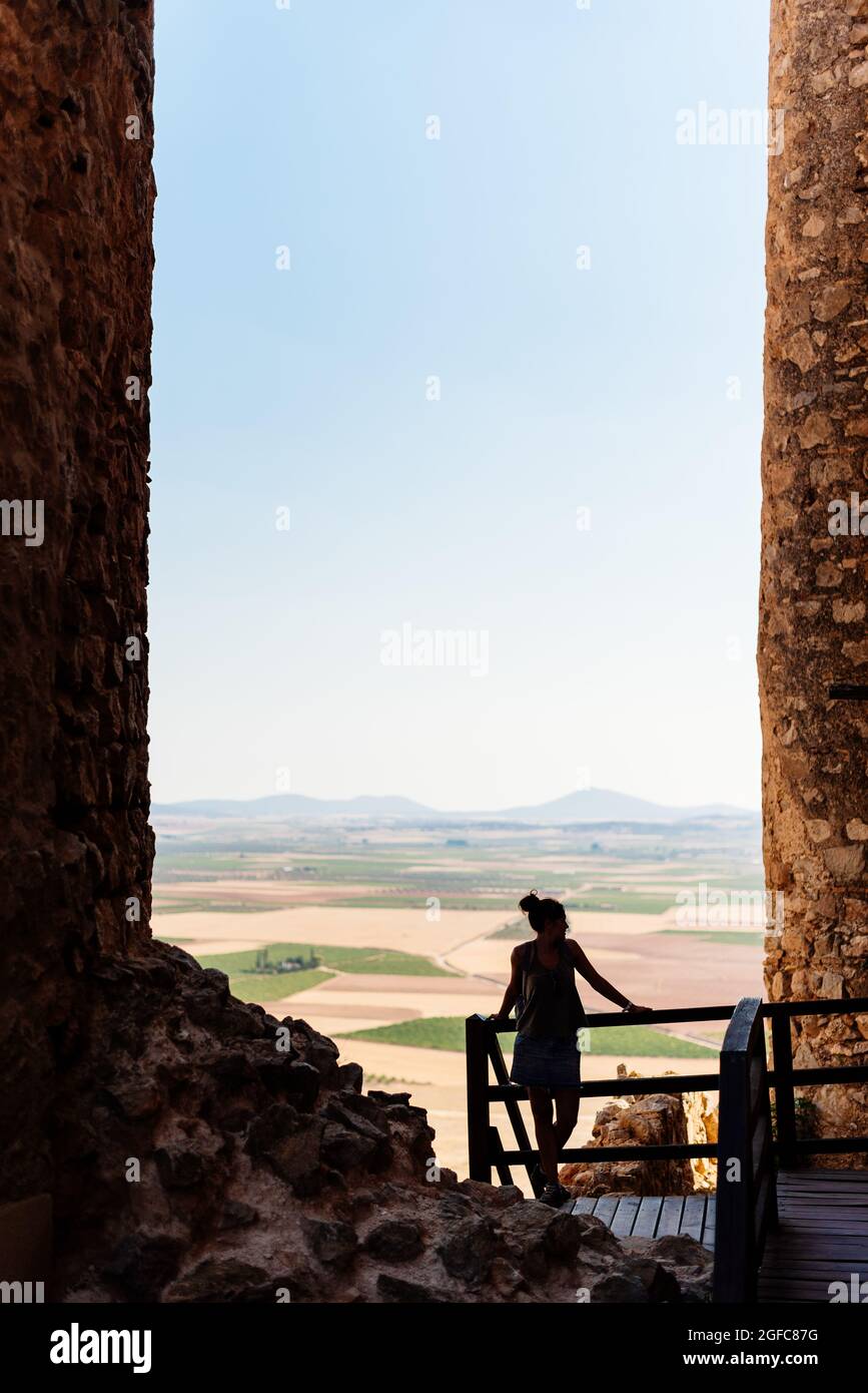 Frau, die die Türme der historischen Windmühlen auf einem Hügel besucht Stockfoto
