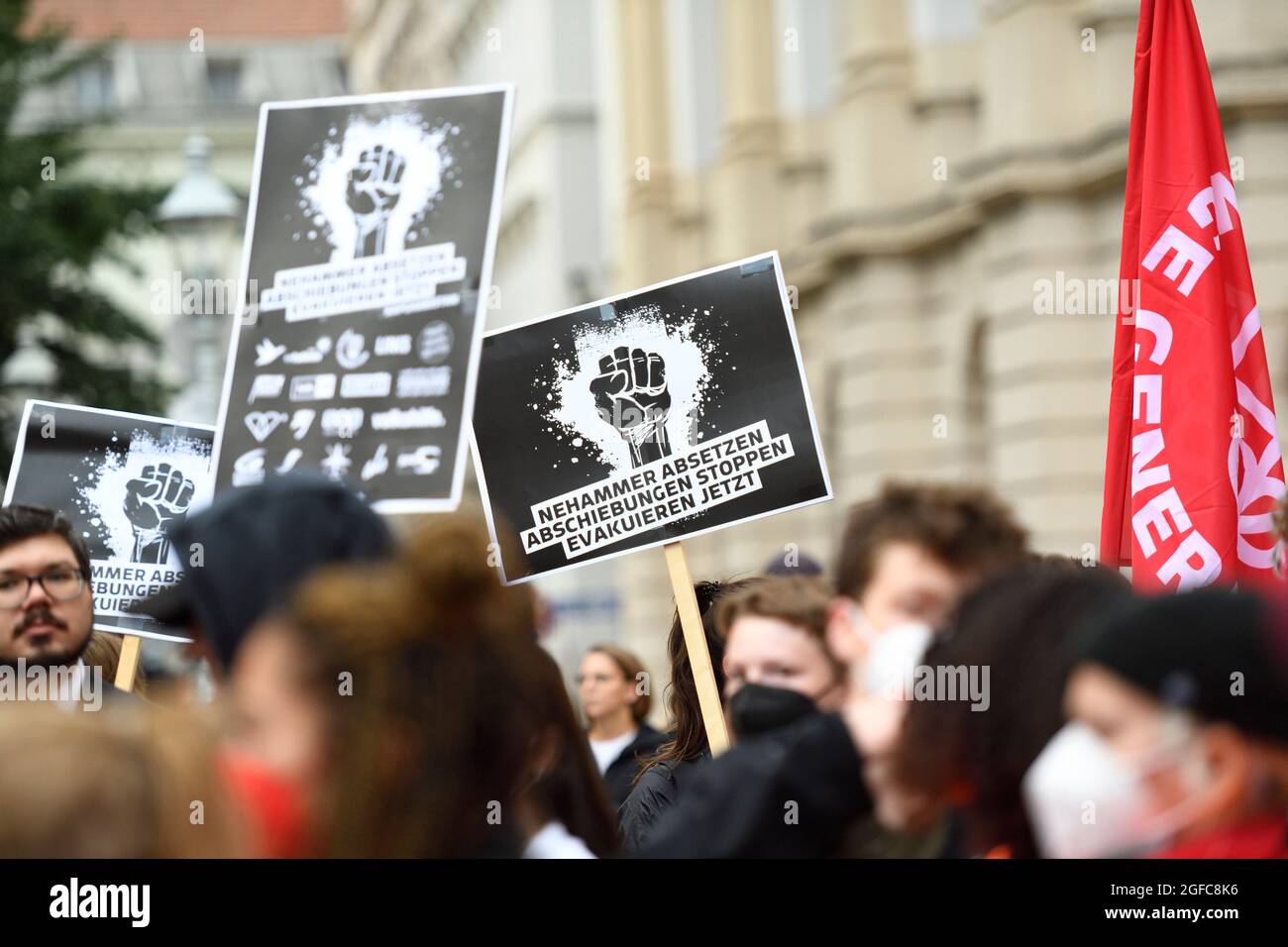 Wien, Österreich. August 2021. Demonstration Menschenrechte sind nicht verhandelbar, in Solidarität mit der Bevölkerung von Afghanistan. Die Demonstration findet vor dem Innenministerium auf dem Minoritenplatz statt. Tafel mit der Aufschrift 'Nehammer (österreichischer Innenminister) stoppt Abschiebungen - evakuieren jetzt'. Stockfoto