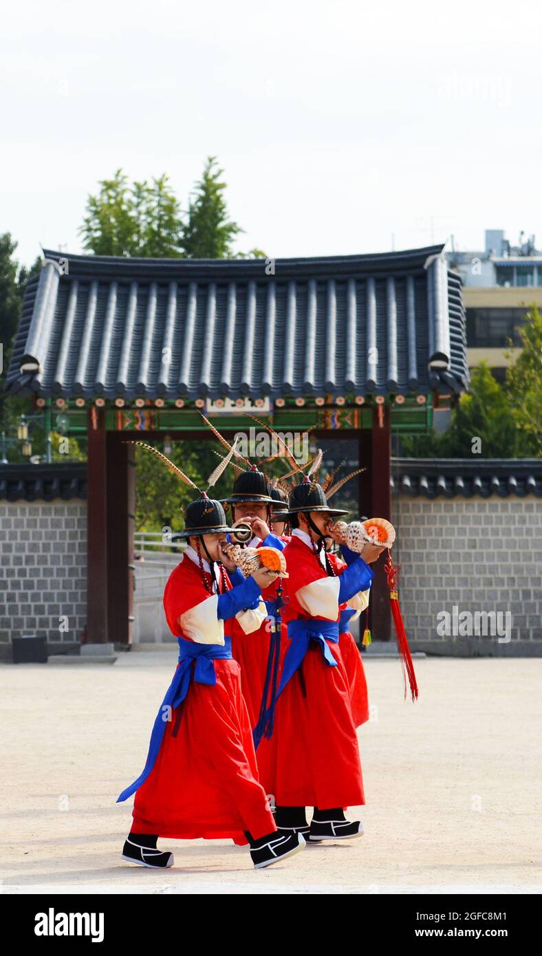 Die Königliche Garde Des Palasts Von Gyeongbokgung Ändert Die Zeremonie. Seoul, Südkorea. Stockfoto