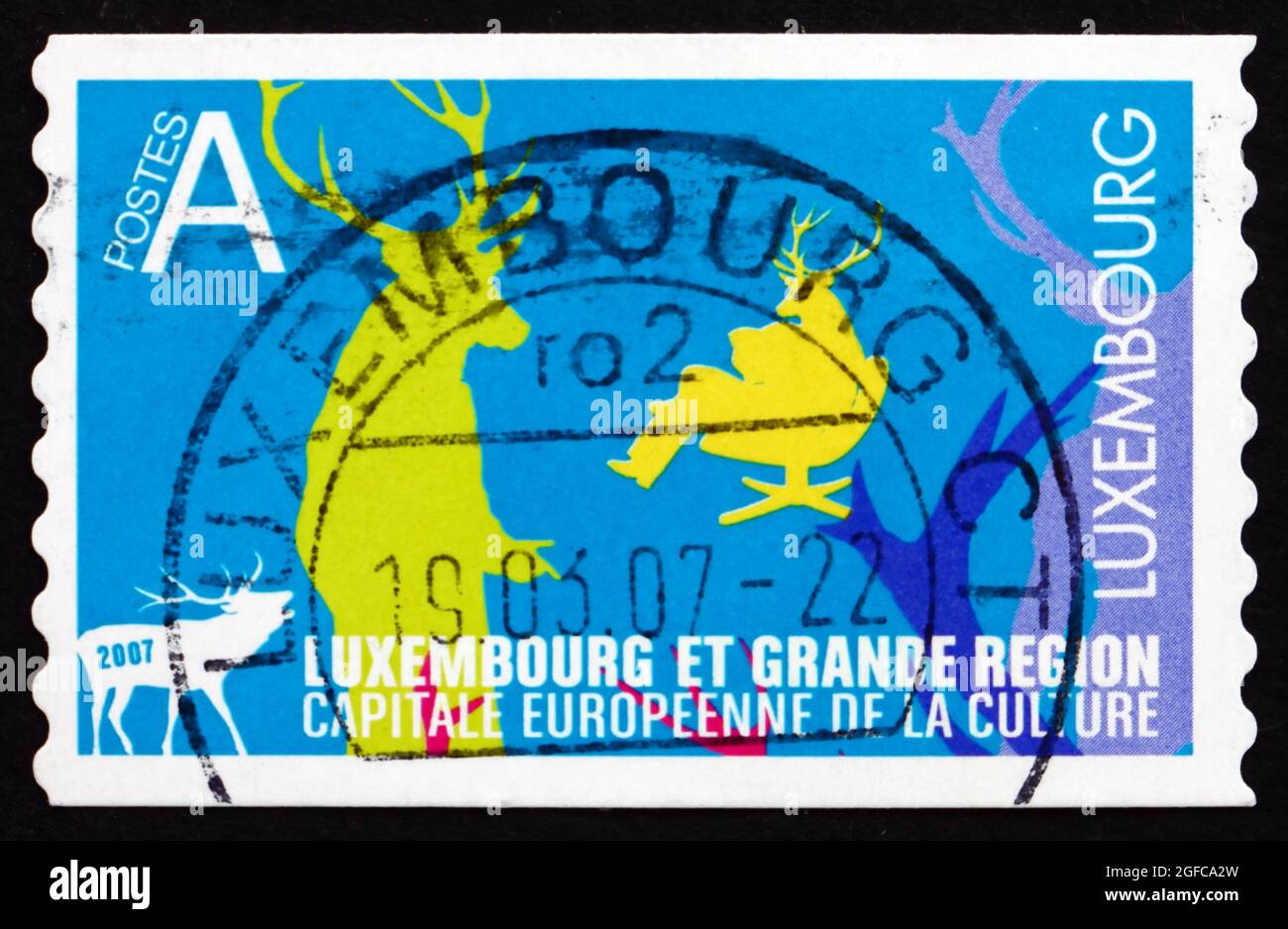 LUXEMBURG - UM 2006: Eine in Luxemburg gedruckte Briefmarke zeigt Silhouetten von Hirschen und Männern mit Hirschköpfen, um 2006 Stockfoto
