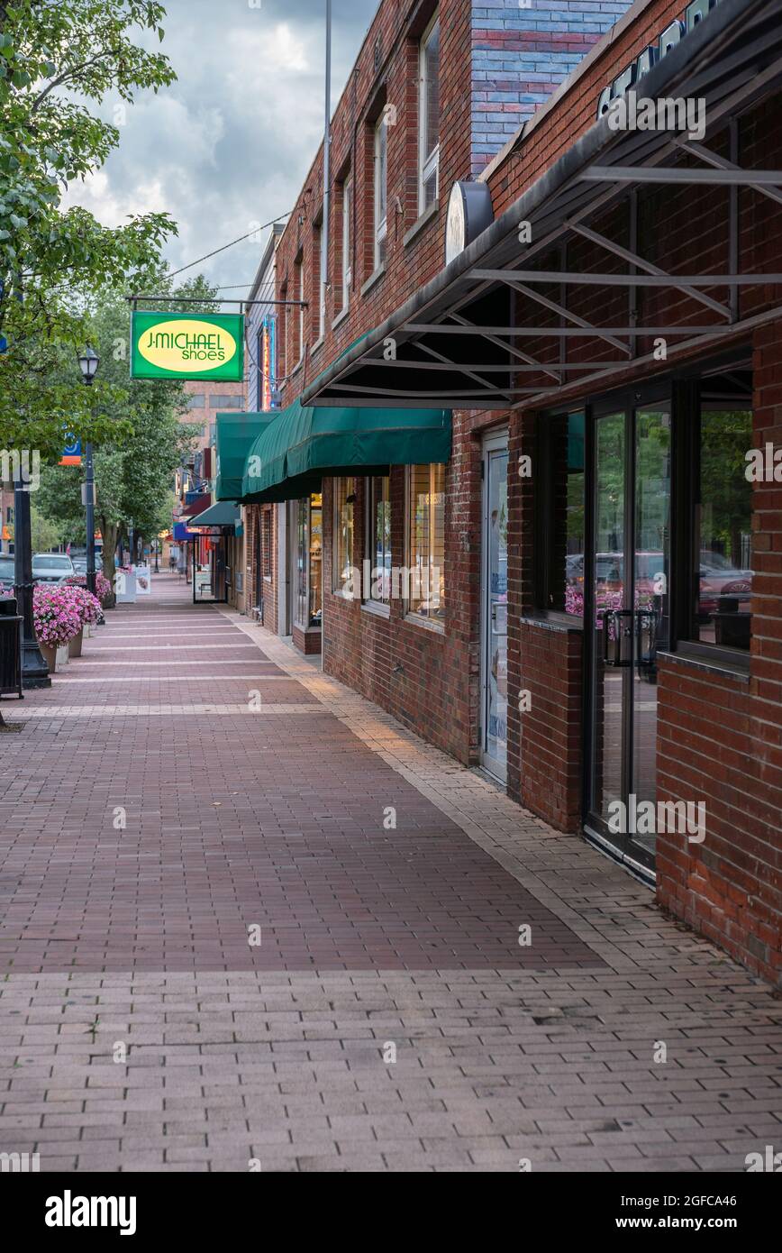 Syracuse, New York - 1. Juli 2021: Vertikale Ansicht des Bürgersteiges der Marshall Street mit J-Michael-Schuheschild im Hintergrund. Stockfoto