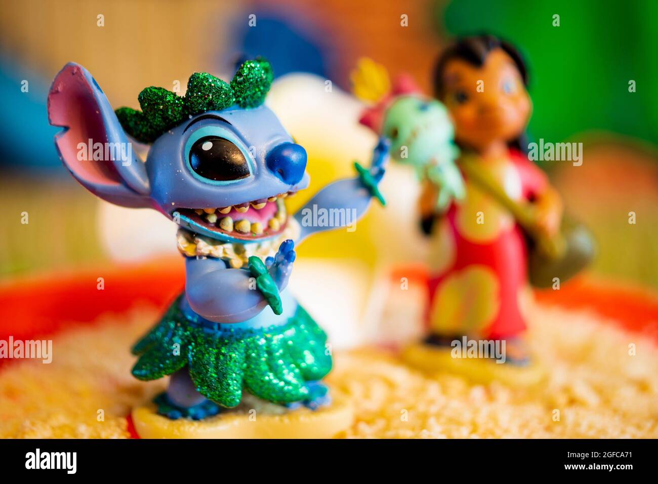 New York, USA - 25. Juni 2021: Nahaufnahme der Stitch-Figur im Vordergrund und im Fokus und Lilo verschwommen im Hintergrund auf einem geformten Kuchen. Stockfoto