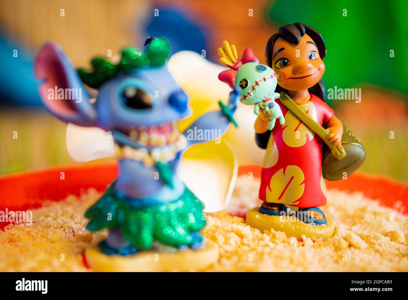 New York, USA - 25. Juni 2021: Nahaufnahme der Lilo-Figur im Hintergrund und in Focus und Stitch verschwommen im Vordergrund auf einem geformten Kuchen. Stockfoto