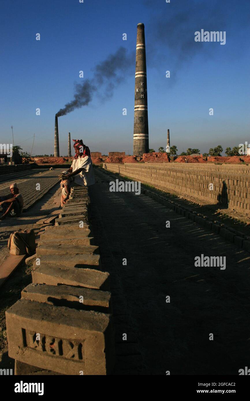 In den Ziegelfeldern von Dhaka arbeiten zahlreiche Frauen und Kinder. Diese Frauen und Kinder kommen mit ihrer Familie nach Dhaka auf der Suche nach Nahrung. Sie sind gezwungen, auf den Feldern in gefährlichem Zustand zu arbeiten. Industrie und motorisierte Fahrzeuge sind die zwei Hauptquellen der städtischen Luftverschmutzung in Bangladesch. Gazipur, Dhaka, Bangladesch. Dezember 2007. Stockfoto