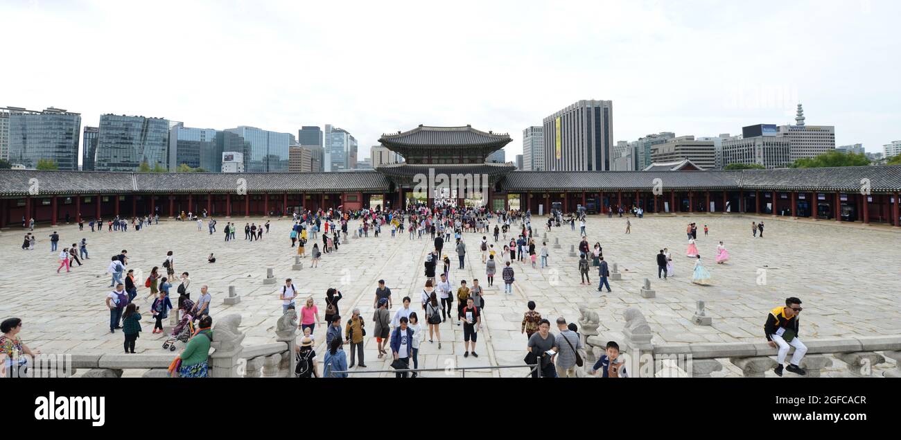 Die moderne Skyline von Seoul vom Gyeongbokgung Palast aus gesehen. Stockfoto