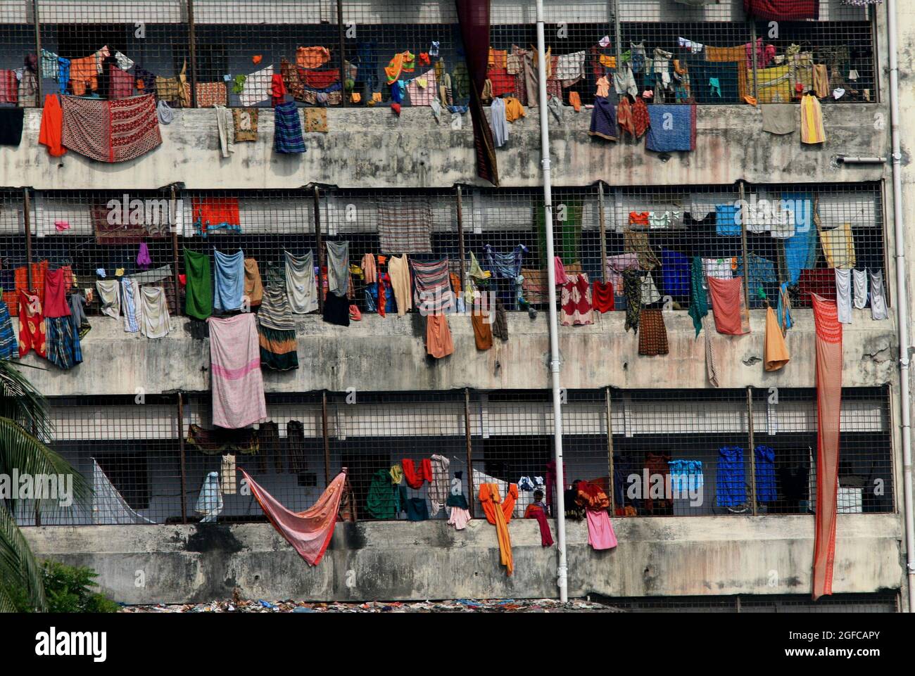 Tausende Menschen leben rund um den Fluss Buriganga. Dieser Fluss ist die einzige Wasserquelle in diesen Gebieten. Die Menschen nutzen das Flusswasser nicht nur für den täglichen Bedarf, sondern auch für alle Arten von Ritualen. Dieses Flusswasser wird bewusst durch die Abfälle verschiedener Industrien kontaminiert. Dhaka, Bangladesch. 20. November 2007. Stockfoto