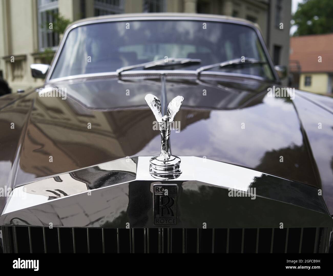 Rolls Royce, Detailansicht der Front des Klassikers aus Englandmit verchromter Kühlerfigur Emily, auf einer Oldtimer-Show in Lehnin, Deutschland, Augu Stockfoto