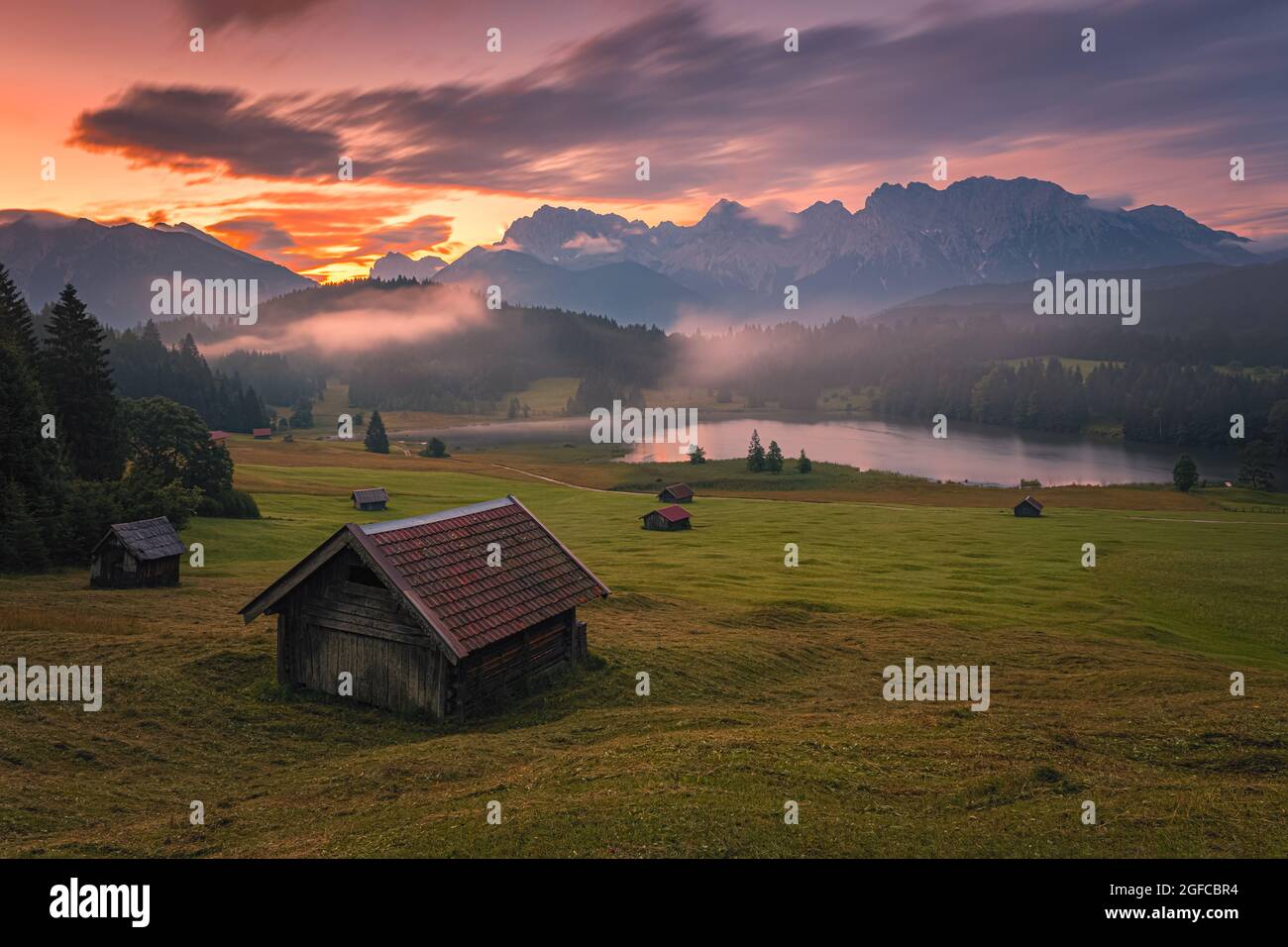 Sonnenaufgang am Geroldsee, nahe dem süddeutschen Dorf Gerold, zwischen Garmisch-Partenkirchen und Mittenwald im Bundesland Bayern. Stockfoto