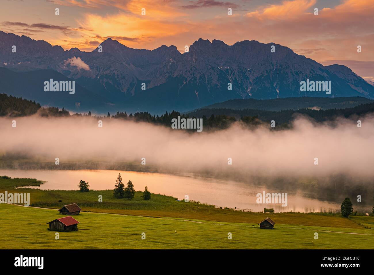Sonnenaufgang am Geroldsee, nahe dem süddeutschen Dorf Gerold, zwischen Garmisch-Partenkirchen und Mittenwald im Bundesland Bayern. Stockfoto