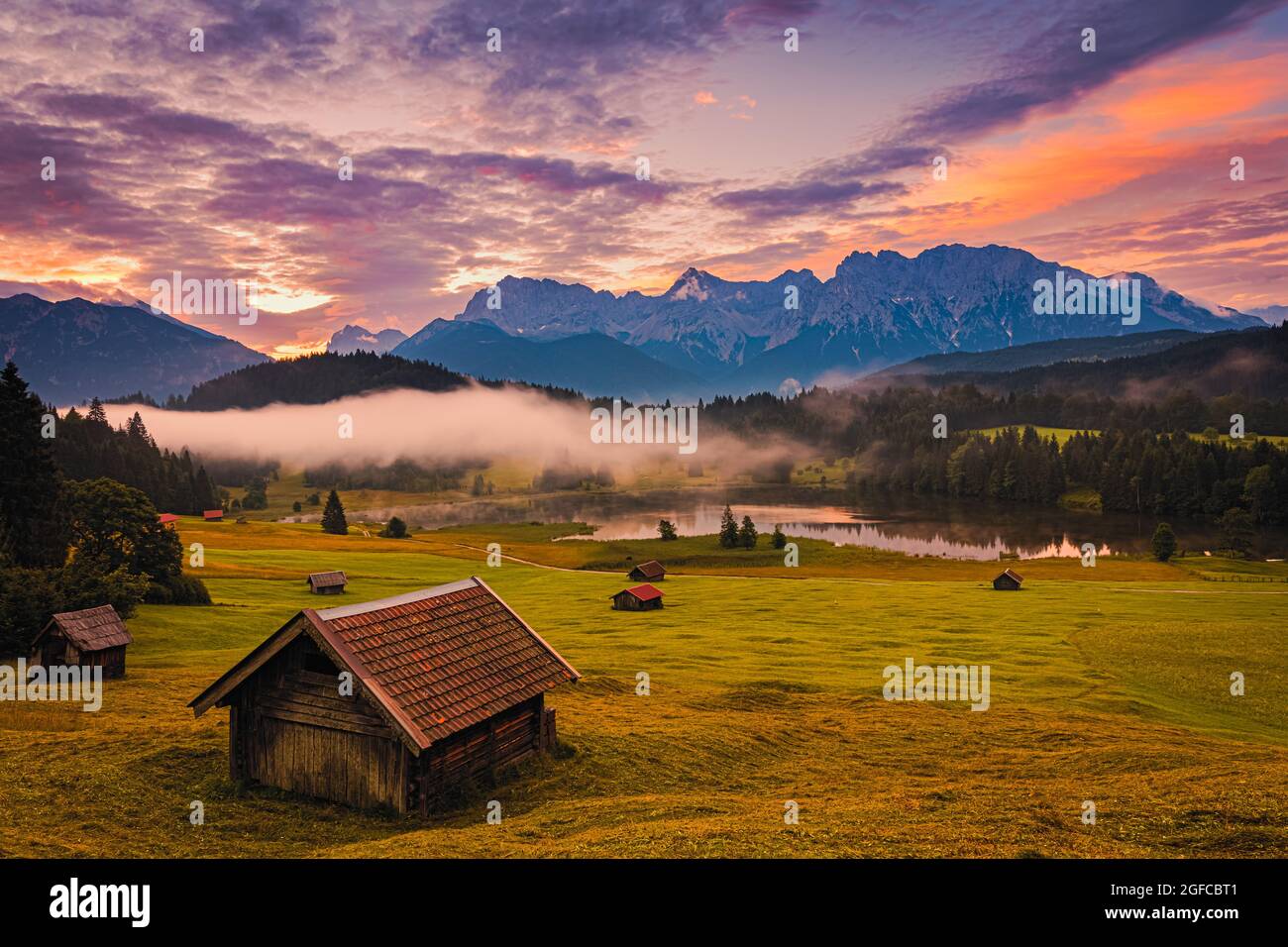 Sonnenaufgang am Geroldsee, nahe dem süddeutschen Dorf Gerold, zwischen Garmisch-Partenkirchen und Mittenwald im Bundesland Bayern. Stockfoto