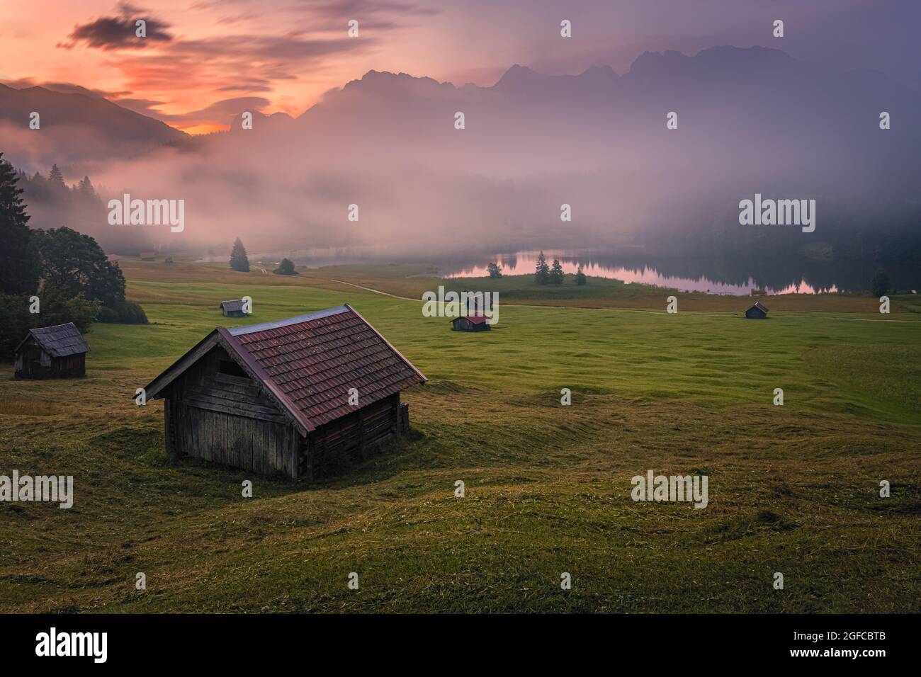 Sonnenaufgang am Geroldsee, nahe dem süddeutschen Dorf Gerold, zwischen Garmisch-Partenkirchen und Mittenwald im Bundesland Bayern. Stockfoto