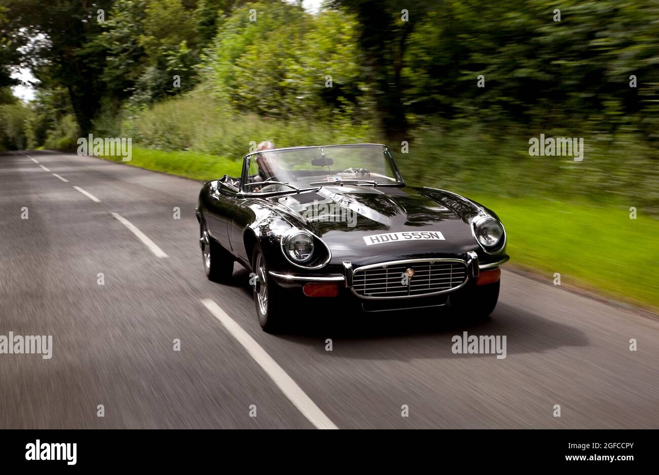 Das Fahren des letzten Jaguar E Type. Chassis No 1S/2872 A black V12 Roadster Registration HDU 555N Built 06/1974 Stockfoto
