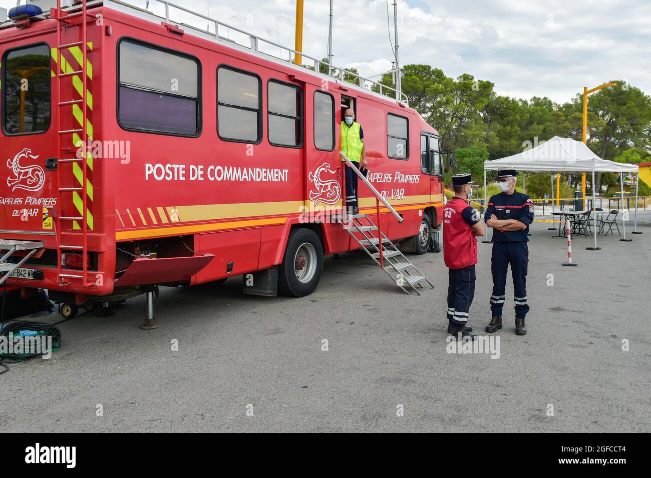 Le Luc En Provence, Frankreich. August 2020. Das operative Kommandozentrum der Brandbekämpfung wurde in Le Luc en Provence (Var) eingesetzt. Der Waldbrand, der am 16. August in der Gemeinde Gonfaron im Département Var ausging, ist nach 8 Tagen intensiver Anstrengungen (mehr als tausend Mann wurden entsandt) nun ausgelöscht. Das Feuer entstellte das Maures-Massiv, nachdem es eine Fläche von 7100 Hektar verwüstet hatte, und war damit seit 31 Jahren der größte Brand auf dem französischen Festland. (Foto: Laurent Coust/SOPA Images/Sipa USA) Quelle: SIPA USA/Alamy Live News Stockfoto