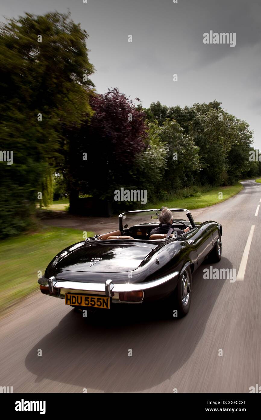 Das Fahren des letzten Jaguar E Type. Chassis No 1S/2872 A black V12 Roadster Registration HDU 555N Built 06/1974 Stockfoto