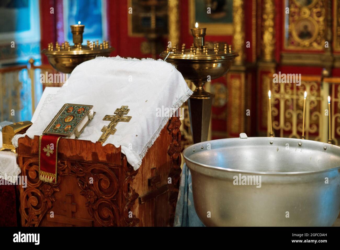 Orthodoxes christliches Kreuz, Heilige Bibel und Utensilien in der Kirche. Epiphanie Zeremonie Ritus Stockfoto