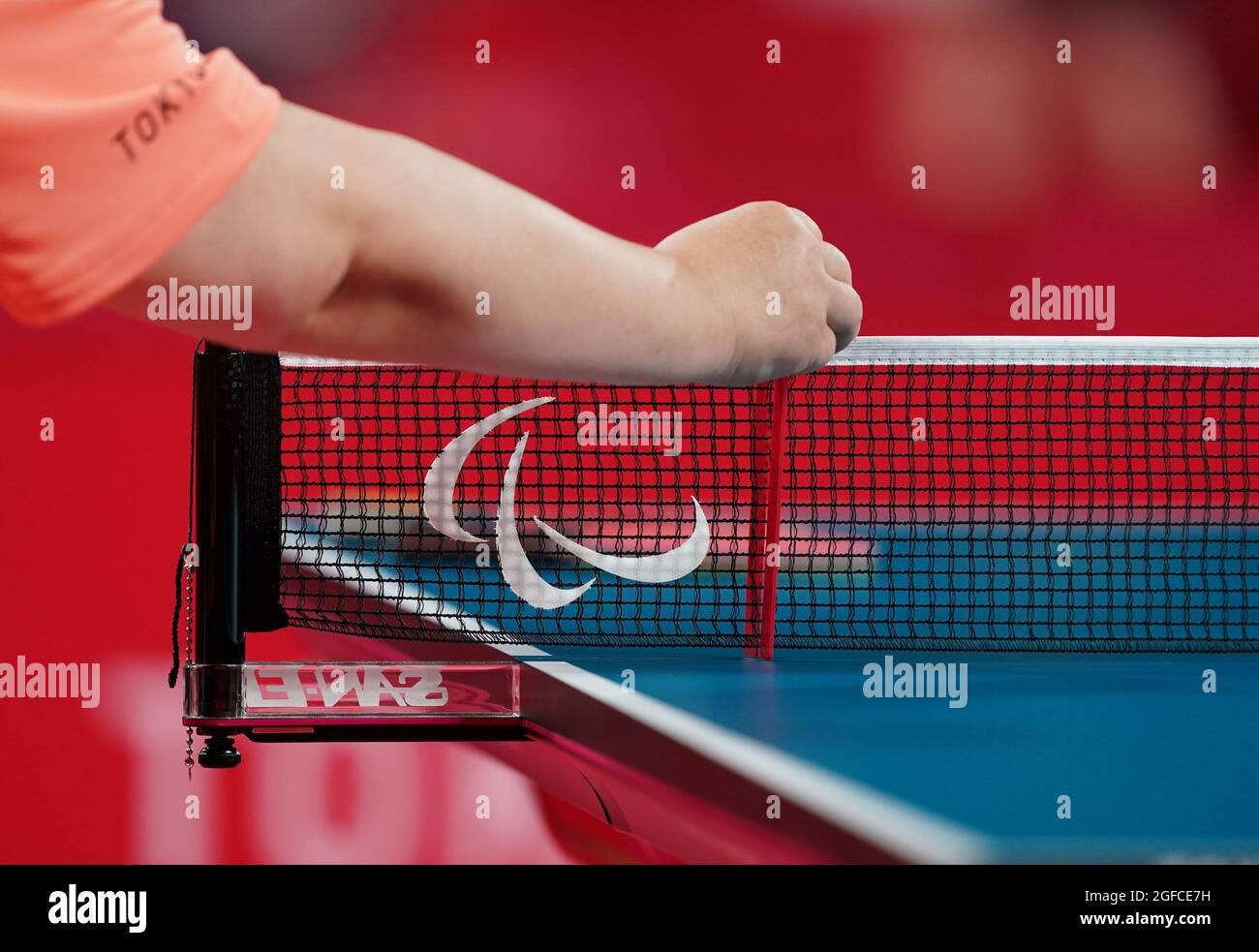 Tokio, Japan. August 2021. Paralympics: Para Tischtennis, Vorrunden, Singles, am Tokyo Metropolitan Gymnasium. Ein Schiedsrichter überprüft die Nettohöhe. Kredit: Marcus Brandt/dpa/Alamy Live Nachrichten Stockfoto