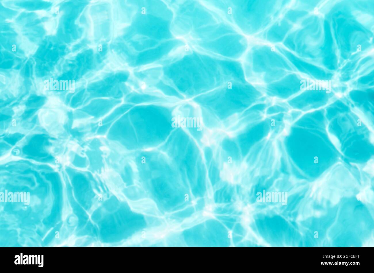 Verschwommenes Bild von seichtem Wasser mit Sonnenreflexionen, abstrakter Hintergrund der Natur. Stockfoto