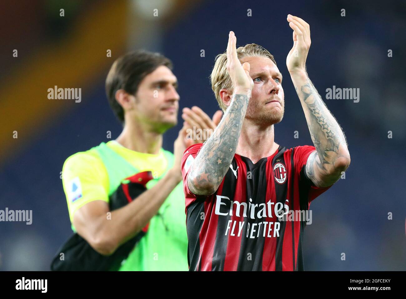 Genua, Italien. 23. August 2021. Simon Kjaer von AC Mailand begrüßt die Fans am Ende der Serie EIN Spiel zwischen UC Sampdoria und AC Mailand im Stadio Luigi Ferraris . Stockfoto