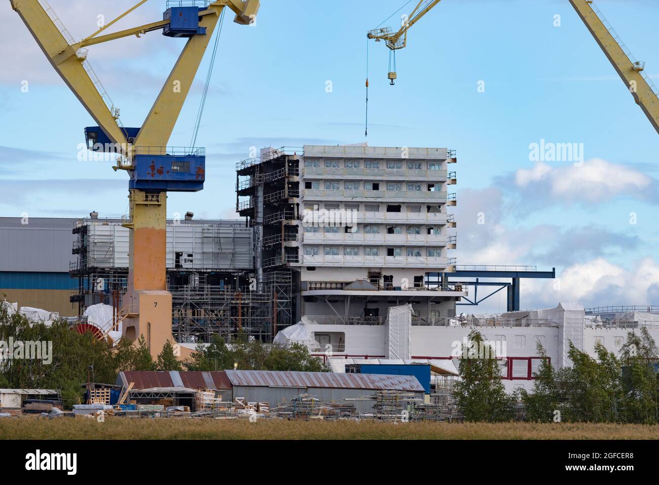 Karnevalsfest in der Werft Meyer Turku am 21. August 2021 im Bau. Stockfoto