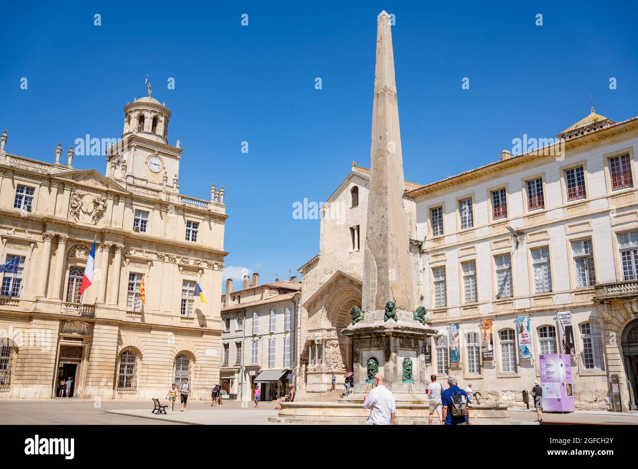 Arles, Frankreich. 6. August 2021. Obelisk auf dem Place de la République. Stockfoto