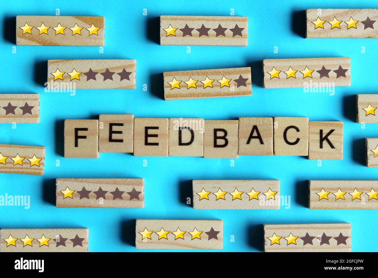 Draufsicht auf Holzwürfel mit TEXTRÜCKMELDUNG und Holzwürfel mit Stern-Rating-Symbol Stockfoto