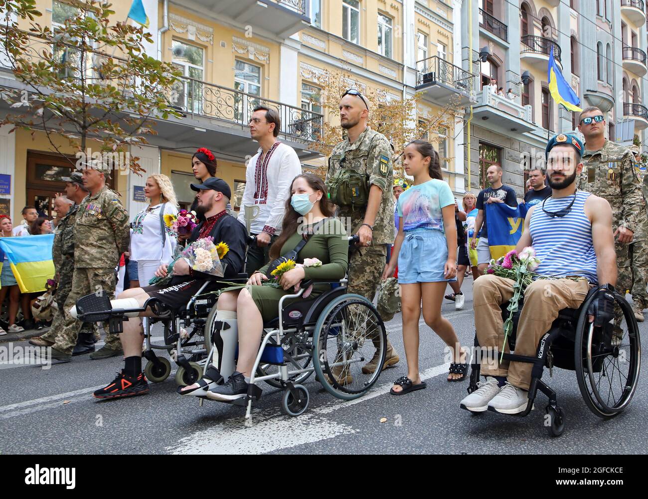 KIEW, UKRAINE - 24. AUGUST 2021 - körperlich behinderte Menschen nehmen an der Demonstration der Verteidiger der Ukraine 2021 Teil, die im Rahmen des 30. Unabhängigkeitstages abgehalten wurde Stockfoto