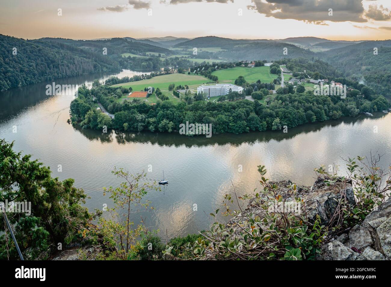 Moldau Hufeisenform Mäander vom Albert Aussichtspunkt in der Nähe von Smilovice, Tschechische Republik. Schöne Landschaft mit Flussschlucht bei Sonnenuntergang Stockfoto