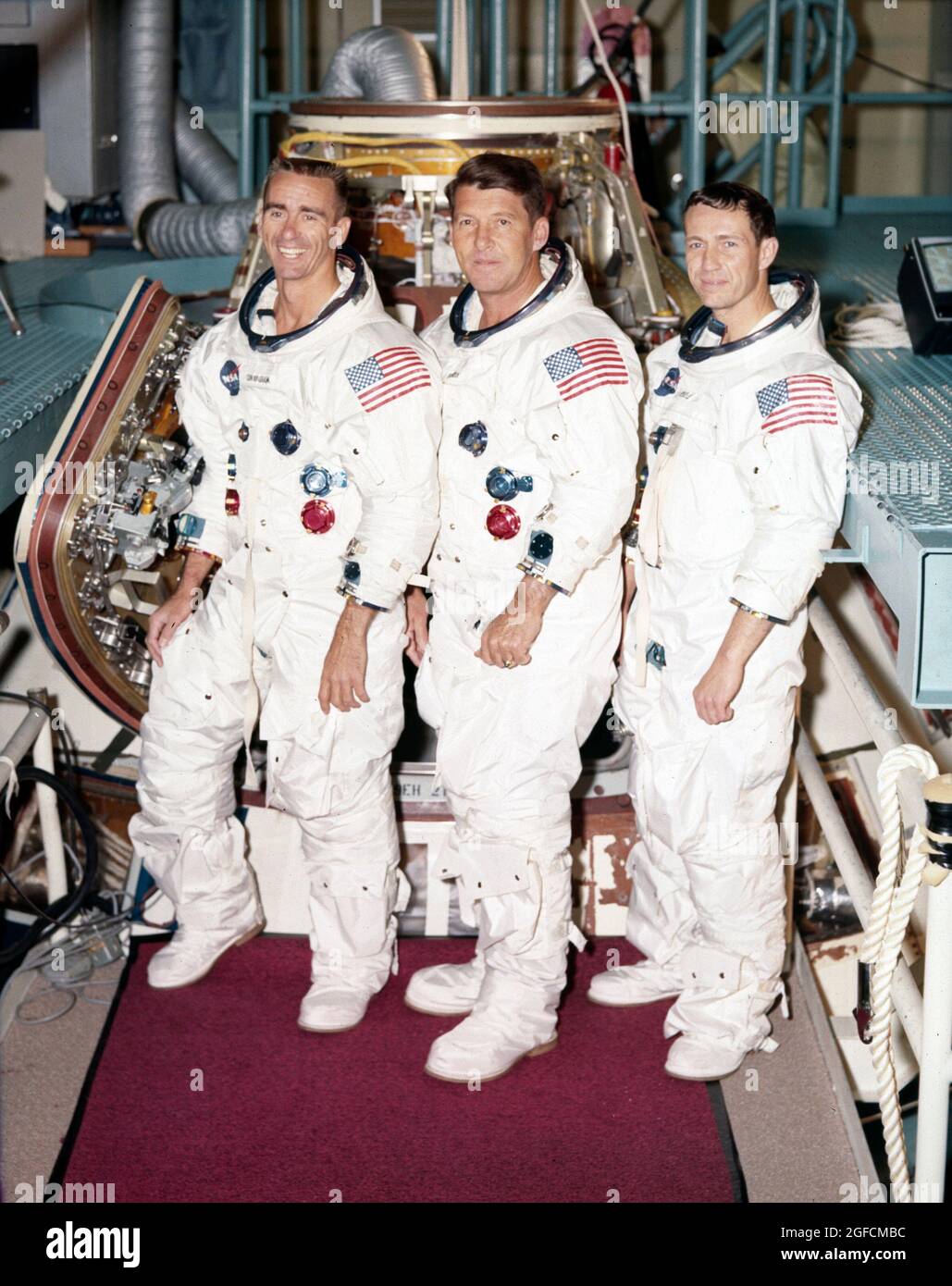 Von links nach rechts, im Apollo 7 Crew Portrait, sind die Astronauten R. Walter Cunningham, Pilot der Mondlandefähre; Walter M. Schirra, Jr., Kommandant; Und Donn F. Eisele, Kommandomodulpilot. Die Apollo 7-Mission, die am 11. Oktober 1968 von einem Saturn-IB-Trägerrakete unterstützt wurde, war der erste bemannte Flug der Apollo-Raumsonde Stockfoto