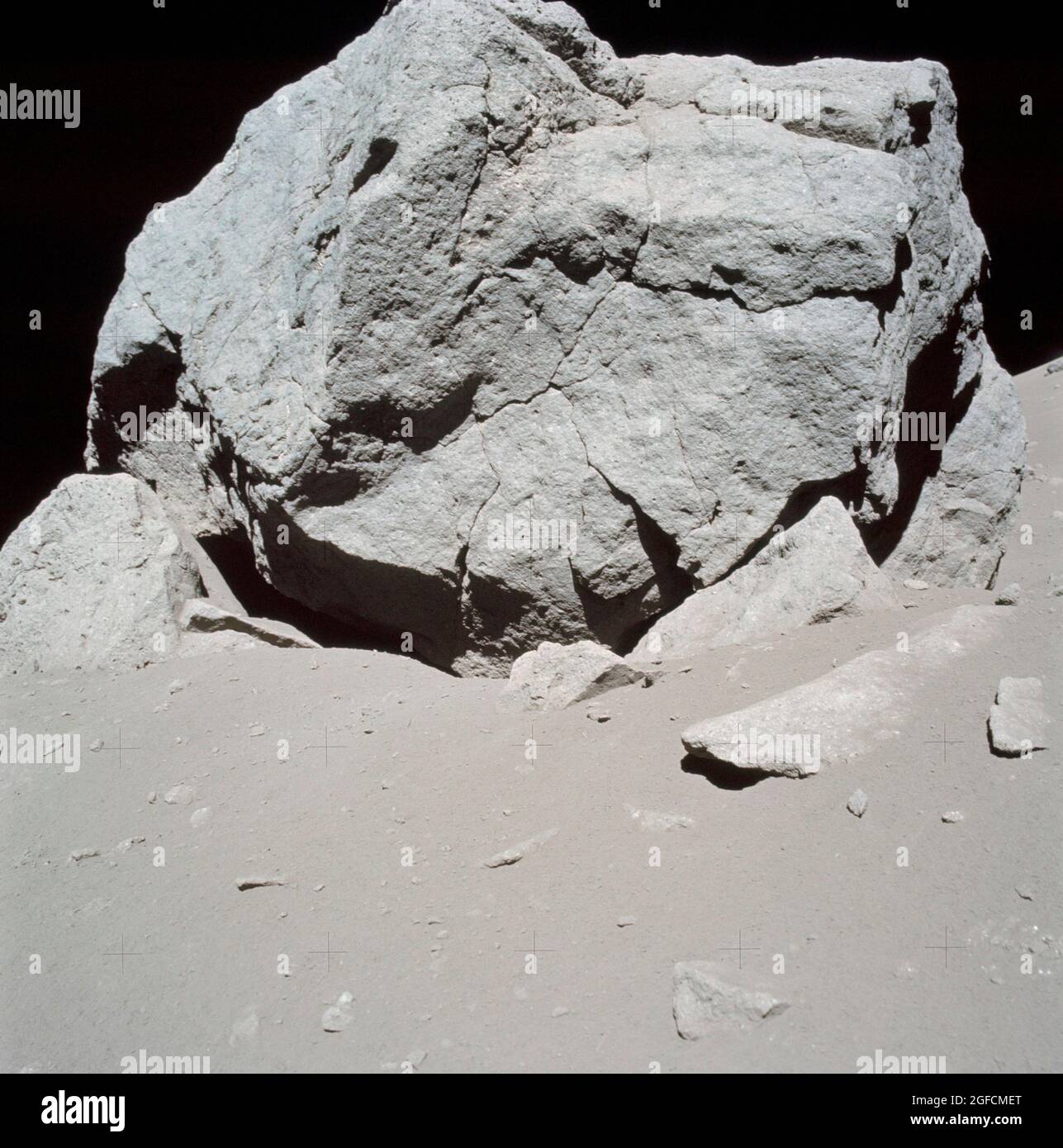 (7-19. Dez. 1972) --- dieser 70-mm-Rahmen bietet eine Nahaufnahme eines großen, mehrfach gebrochenen Felsbrockens, der von den Astronauten Eugene A. Cernan, Kommandant, und Harrison H. (Jack) Schmitt, Mondmodulpilot, während ihres Besuchs auf der Extravehicular Activity (EVA) Station 6 entdeckt wurde. Dieser als Nummer zwei bezeichnete Felsblock lieferte mehrere Proben für das Rekordvolumen der Gesteinssammlungen der Crew-Mitglieder. Stockfoto
