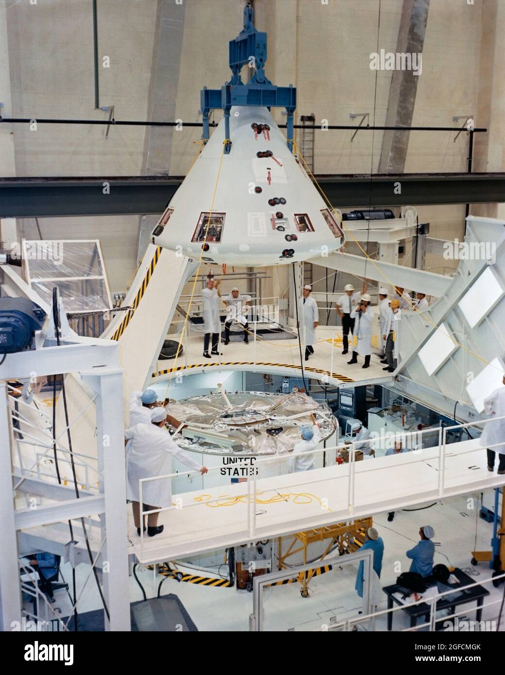 (6. Dez. 1967) --- das Kommandomodul der Apollo-Raumsonde 020 wird zur Paarung mit dem Servicemodul im bemannten Raumfahrzeug-Einsatzgebäude des Kennedy Space Centers in Position gebracht. Raumschiff 020 wird auf der unbemannten, erdorbitalem Weltraummission Apollo 6 (Raumschiff 020/Saturn 502) geflogen Stockfoto