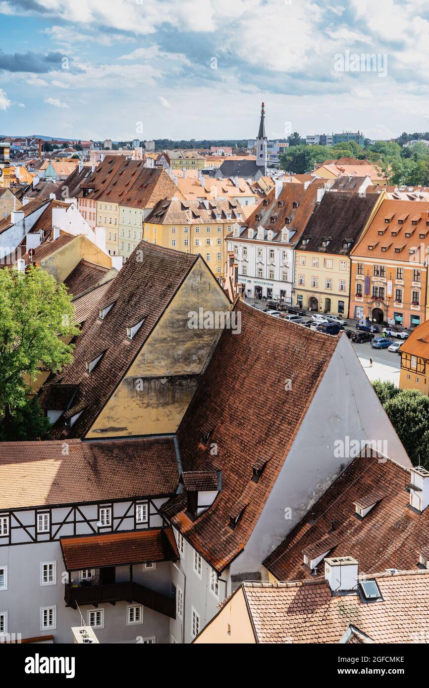 Cheb, Tschechische Republik. Stadt in Westböhmen am Fluss Ohre.Luftpanoramik auf den Marktplatz mit bunten gotischen Häusern aus dem 13. Jahrhundert. Stockfoto