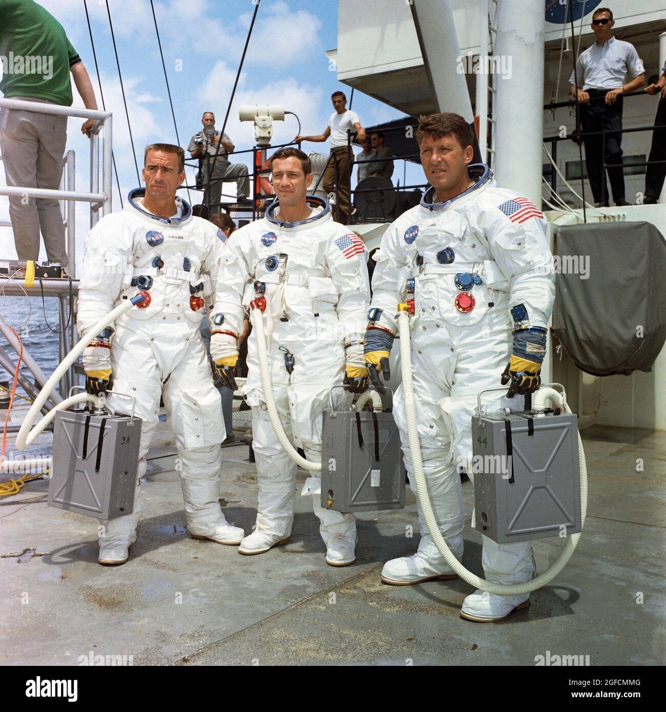 (5. August 1968) --- die Hauptmannschaft der ersten bemannten Apollo-Weltraummission, Apollo 7, steht auf dem Deck des NASA-Motorschiffs Retriever, nachdem sie sich für das Wasseraustraining im Golf von Mexiko eingesetzt hat. Von links nach rechts sind die Astronauten Walter Cunningham, Donn F. Eisele und Walter M. Schirra Jr Stockfoto
