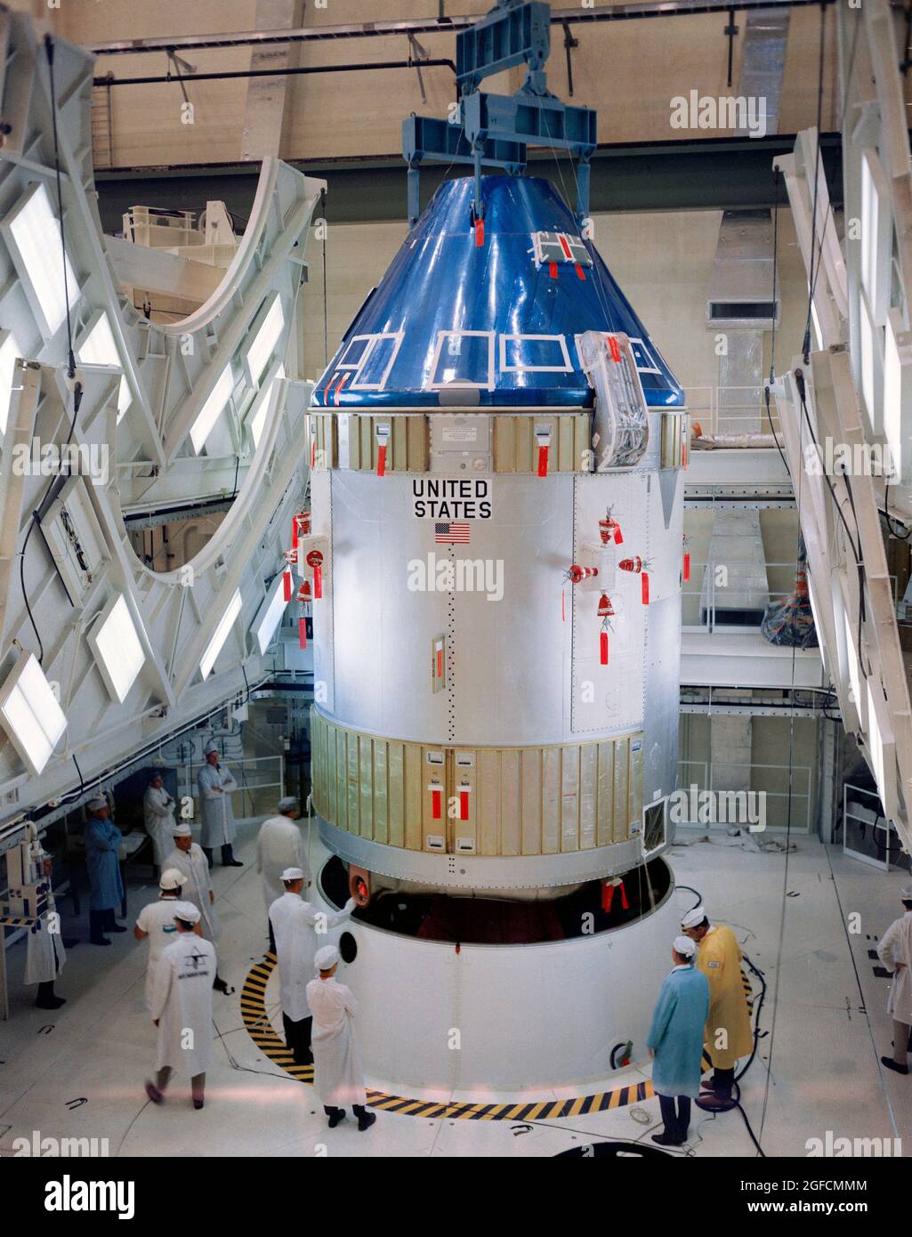 (5. August 1968) --- Apollo-Raumsonde 101 Command/Service Modules werden zur Paarung mit dem Lunar Module Adapter (SLA)-5 im bemannten Raumfahrzeug-Einsatzgebäude des Kennedy Space Centers in Position gebracht. Apollo-Raumschiff 101 wird auf der ersten bemannten Apollo-Weltraummission, Apollo 7, geflogen (Raumschiff 101/Saturn 205) Stockfoto