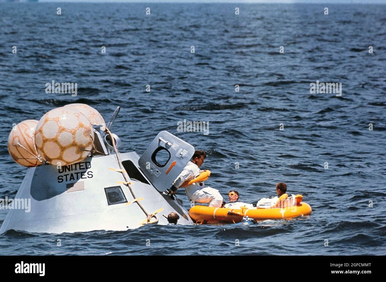 (5. August 1968) --- die Hauptmannschaft der ersten bemannten Apollo-Mission (Raumschiff 101/Saturn 205) nimmt an Wasseraustraining im Golf von Mexiko Teil. Von links nach rechts befinden sich die Astronauten Walter M. Schirra Jr. (der ins Rettungsinsel tritt), Donn F. Eisele und Walter Cunningham. Sie haben gerade die Apollo Command Module-Kesselplatte 1102 ausgezogen und warten auf die Abholung durch den Hubschrauber. Aufgeblasene Säcke wurden verwendet, um die Boilerplate aufzurichten. MSC Schwimmer halfen bei der Trainingsübung Stockfoto