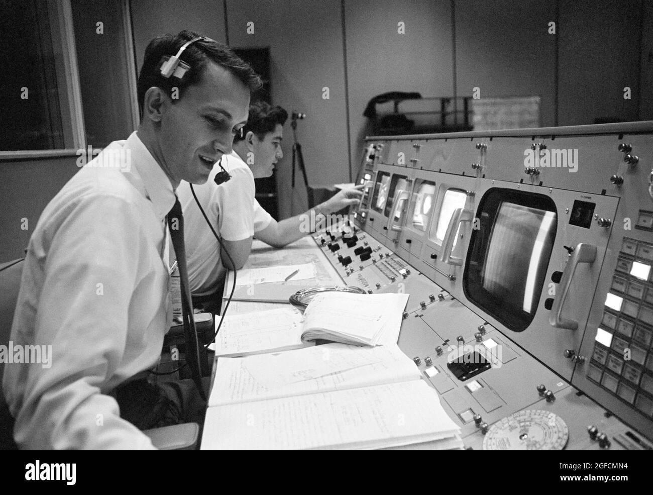 (Oktober 1968) --- der Kommentator des Public Affairs Office (PAO) Douglas K. ward wird während des Fluges von Apollo 7 an seiner Konsole im Mission Operations Control Room (MOCR) im Mission Control Center des NASA Johnson Space Center abgebildet. Stockfoto