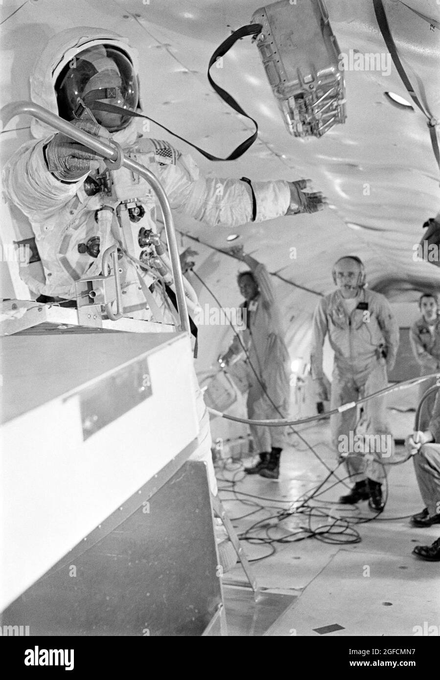 (10. Juli 1969) --- Astronaut Edwin E. Aldrin Jr., Mondmodulpilot der Apollo 11 Mondlandemission, nimmt an einem lunaren Extravehicular-Aktivitätstraining unter Schwerelosigkeit an Bord eines US Air Force KC-135 Düsenflugzeugs vom nahe gelegenen Patrick Air Force Base Teil. Aldrin trägt eine Extravehicular Mobility Unit, die Art von Ausrüstung, die er auf der Mondoberfläche tragen wird. Stockfoto