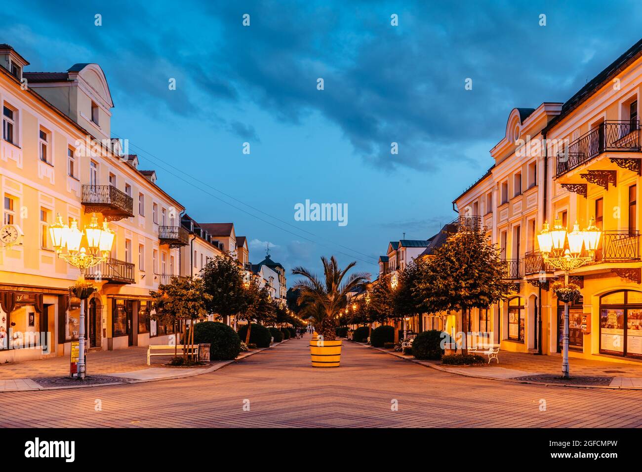 Frantiskovy Lazne, Tschechische Republik - August 20,2021. Schöne Kurstadt in Westböhmen, Thermalgebäude mit typischer gelber Fassade, neoklassizistische Kolonnade Stockfoto