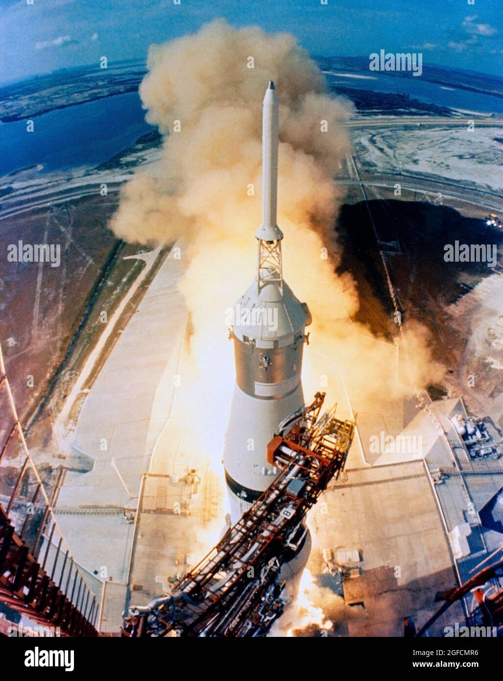 Die riesige, 363 Meter hohe Apollo XI-Raumsonde 107/Lunar Module (LM)-5/Saturn 506) wird von Pad 'A', Launch Complex (LC)-39, KSC, um 9:32 Uhr (EDT), 07/16/1969, gestartet. Diese Ansicht des Abliftoff wurde von einer Kamera aufgenommen, die auf dem Mobile Launch Tower montiert war Stockfoto