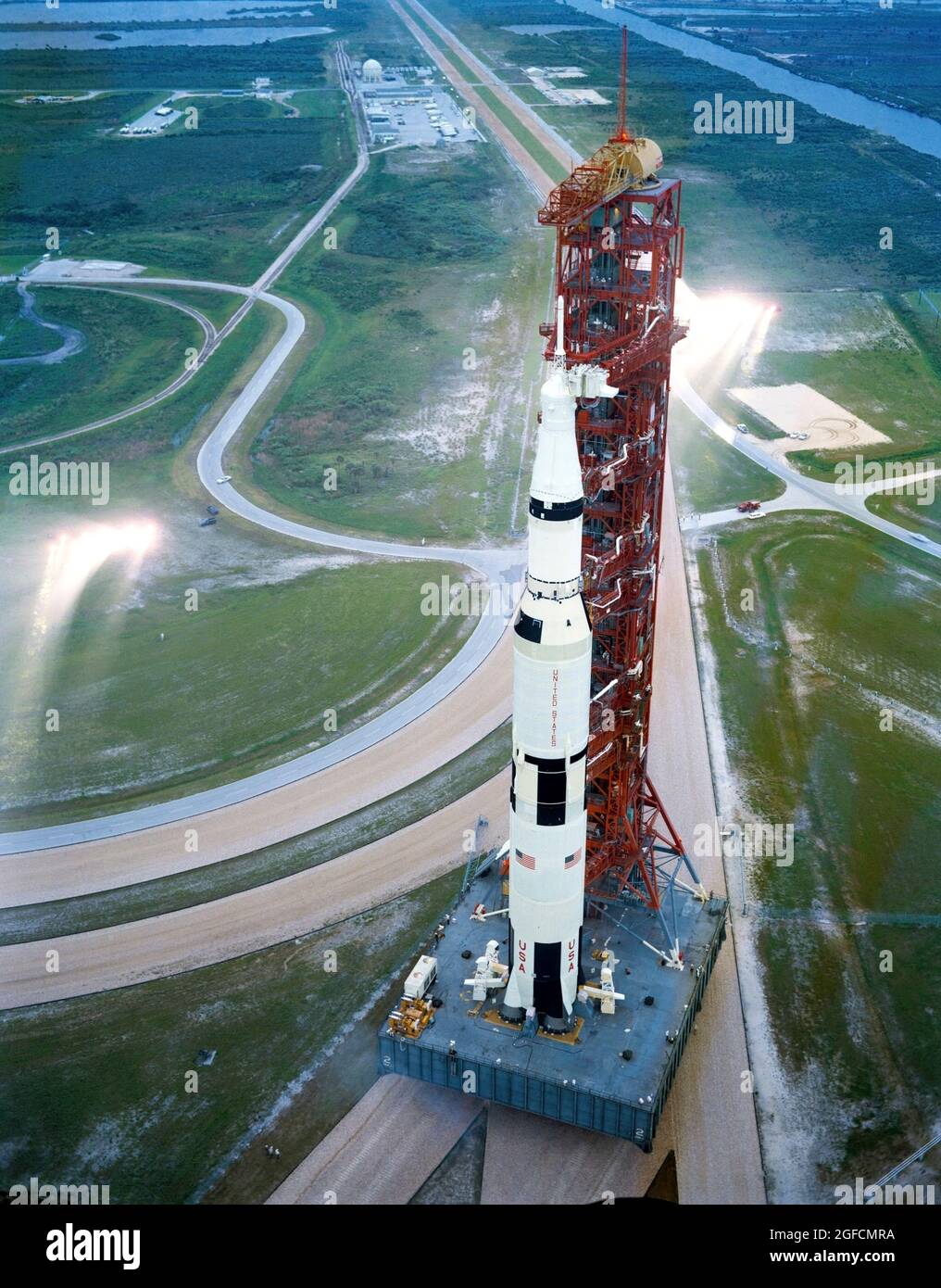 (8. September 1969) -- - Hochwinkelansicht am Launch Complex 39, Kennedy Space Center (KSC), zeigt das Raumfahrzeug Apollo 12 (Raumschiff 108/Lunar Module 6/Saturn 507) auf dem Weg vom Vehicle Assembly Building (VAB) nach Pad A. der Saturn V-Stack und sein mobiler Launch Tower befinden sich auf einem riesigen Raupentransporter. Apollo 12 ist als zweite Mondlandemission geplant. Die Besatzung werden die Astronauten Charles Conrad Jr., Kommandant, Richard F. Gordon Jr., Kommandomodulpilot, und Alan L. Bean, Mondmodulpilot, sein. Stockfoto