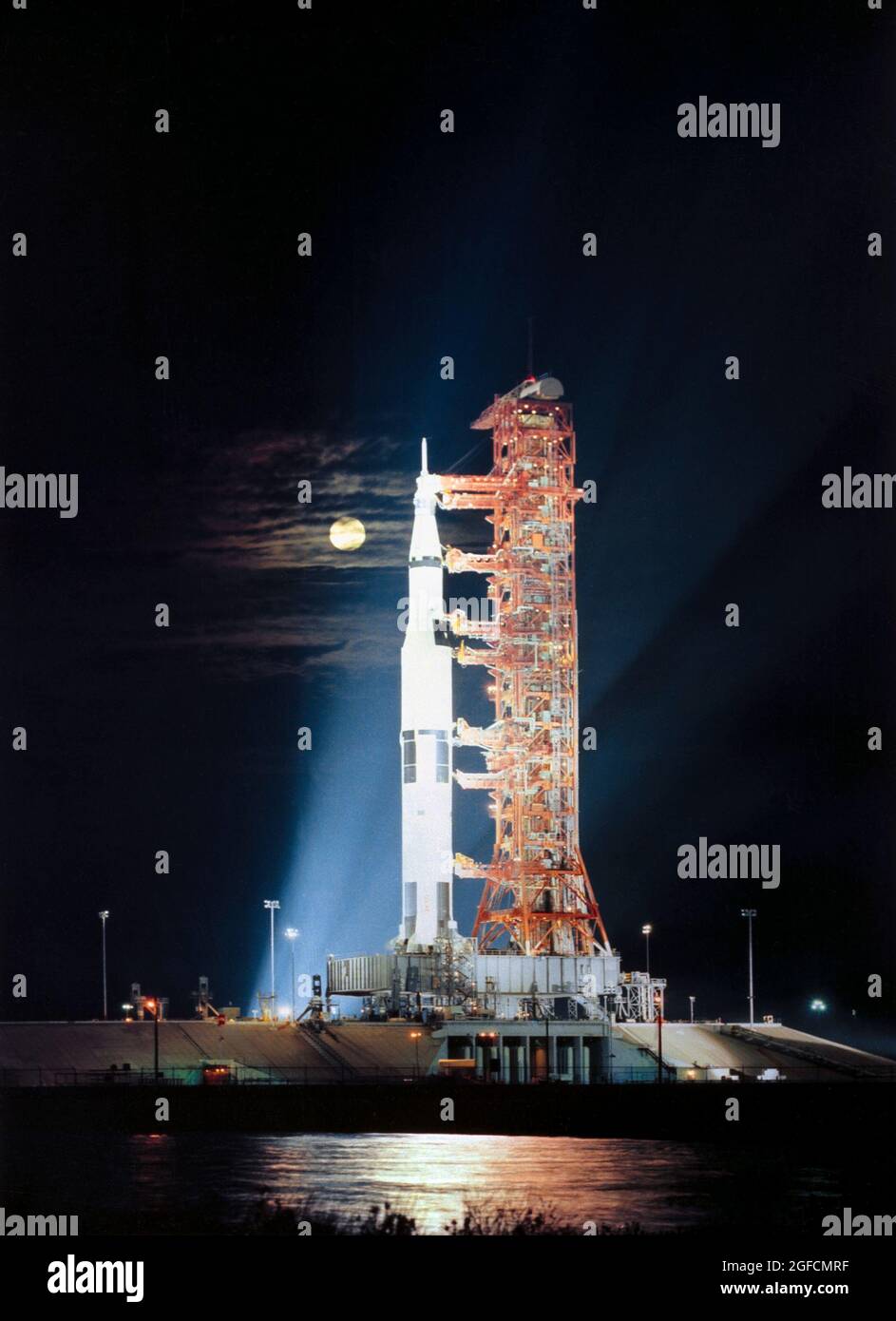 (November 1972) --- Suchscheinwerfer beleuchten diese nächtliche Szene auf Pad A, Launch Complex 39, Kennedy Space Center, Florida, mit dem Raumfahrzeug Apollo 17 (Raumschiff 114/Lunar Module 12/Saturn 512) während der Vorbereitungen auf den Relaunch. Apollo 17, die letzte Mondlandemission im Apollo-Programm der NASA, wird der erste nächtliche Start des riesigen Saturn V-Trägerrades sein. Der Start von Apollo 17 ist für die Nacht vom 6. Dezember 1972 geplant Stockfoto